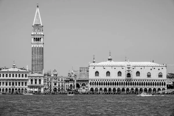 Skyline típico de Veneza em St Marks Place com Campanile e Doge Palace — Fotografia de Stock