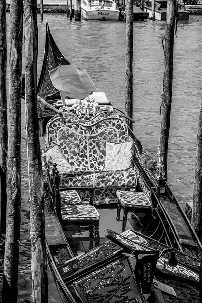 Gondol Venedik - gondol hizmet kanallarında — Stok fotoğraf