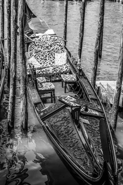 Gondel in Venetië - gondel dienst in de grachten — Stockfoto
