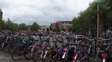 Amsterdam - Bisiklet dolu bir şehir