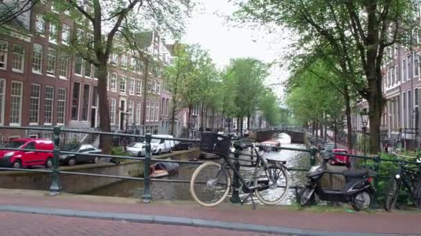 Típica vista sobre los puentes y canales en el cinturón del canal de Amsterdam — Vídeos de Stock