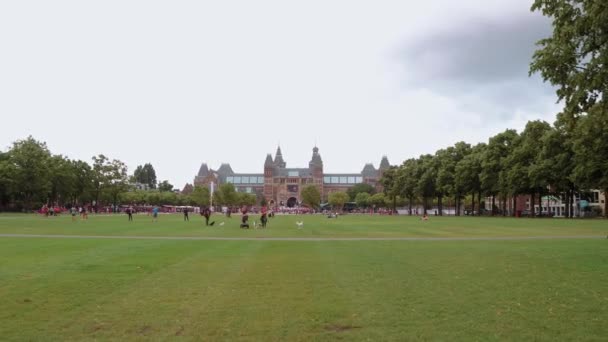 Dużych zielonych łąk Museumplein w Amsterdamie — Wideo stockowe