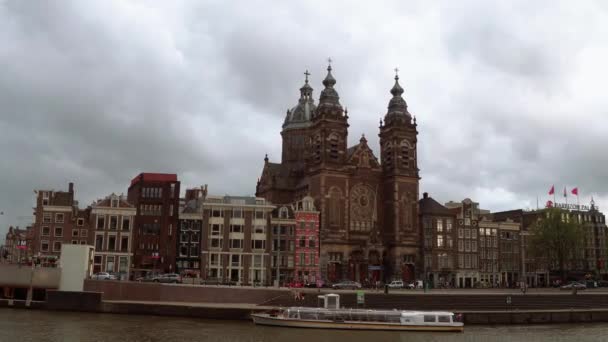 암스테르담의 도시 중심에 있는 세인트 니콜라스 교회 — 비디오