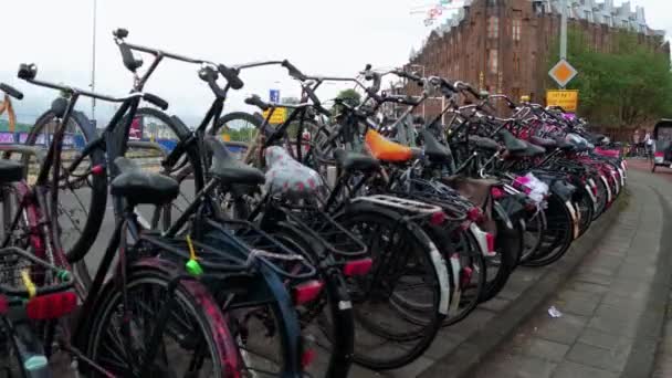Amesterdão - uma cidade cheia de bicicletas — Vídeo de Stock