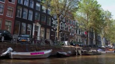 Amsterdam kanalları etrafında güzel binalar