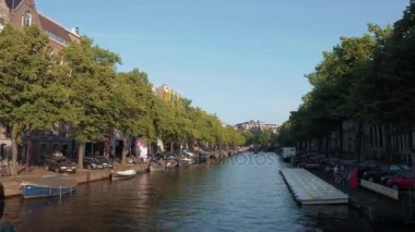 Amsterdam - kent merkezindeki popüler Kanallar tipik sokak görünümü