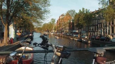 Güneşli bir günde Amsterdam şehir merkezi romantric Kanallar