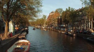 Güzel ve sakin kanallardan Amsterdam şehir merkezi