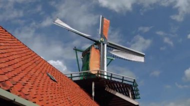 Hollanda'da güzel yel değirmeni