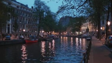 Amsterdam şehir görünümü akşam - güzel ve sakin kanallardan