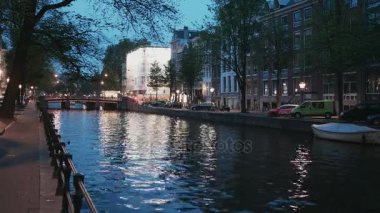 Amsterdam şehir görünümü akşam - güzel ve sakin kanallardan