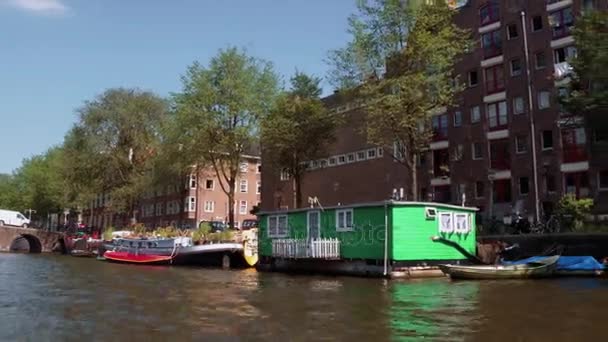 Casas flotantes en los canales de Amsterdam — Vídeo de stock