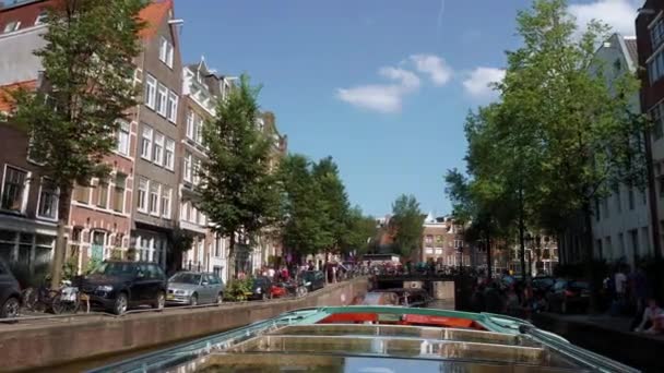 Тур по Амстердамскому каналу на лодке - популярная экскурсия — стоковое видео