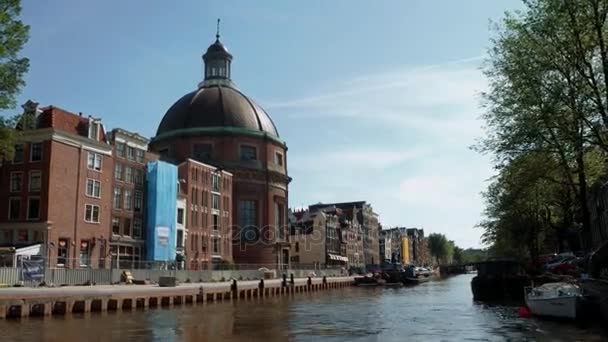 Sightseeing cruise in de grachten van Amsterdam — Stockvideo