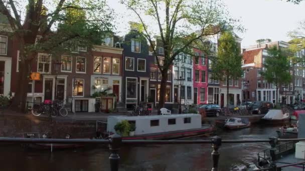 Hausboote in den Kanälen von Amsterdam — Stockvideo