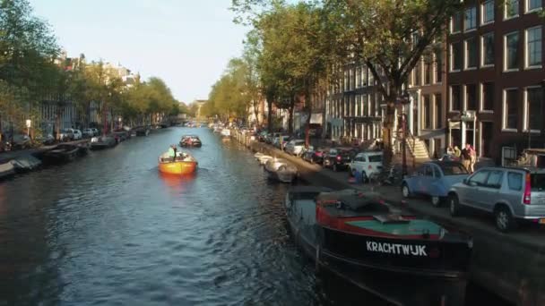 De mooie grachten in het centrum van Amsterdam — Stockvideo