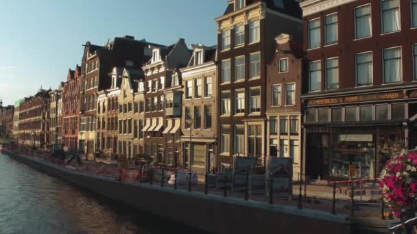 De prachtige gebouwen rond de Amsterdamse grachten — Stockvideo