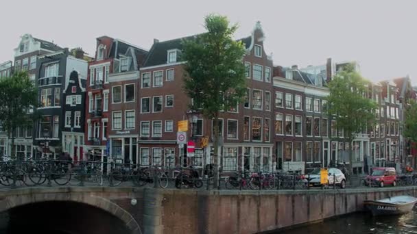 De bruggen over de grachten van Amsterdam — Stockvideo