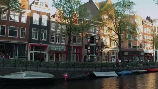 Los hermosos canales en el centro de Ámsterdam — Vídeos de Stock