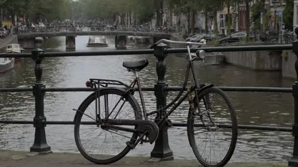 Πανέμορφα κανάλια στην πόλη του Άμστερνταμ - βραδινή προβολή — Αρχείο Βίντεο