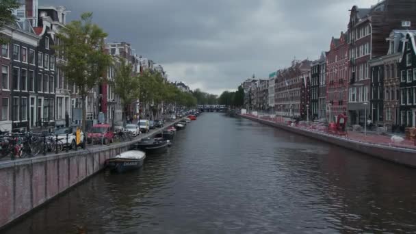 Krásné vodní kanály v centra Amsterdamu — Stock video