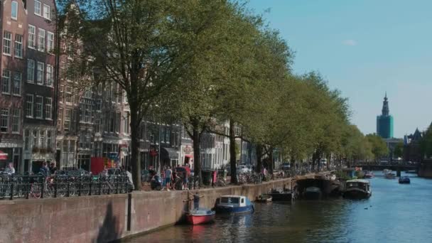 De romantric grachten in het centrum van Amsterdam op een zonnige dag — Stockvideo