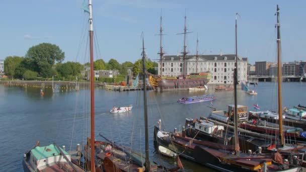 Красивые лодки и парусные суда в Амстердаме — стоковое видео