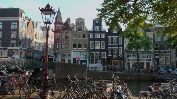 До барів і ресторанів на каналах Амстердама - чудове місце для відпочинку — стокове відео
