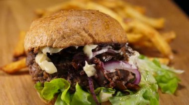Büyük özel sığır eti Burger patates kızartması-ateş yakından ile