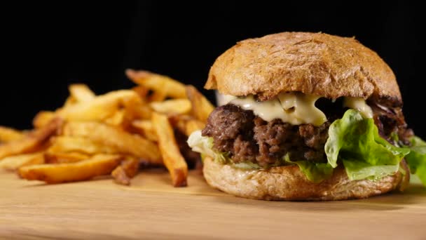Typisch Amerikaans fastfood - Hamburger met frietjes — Stockvideo