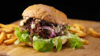 Biftek ve patates kızartması ile soğan Hamburger