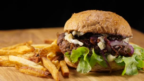 Typisch Amerikaans fastfood - Hamburger met frietjes — Stockvideo
