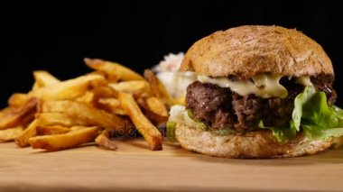 Biftek ve patates kızartması ile soğan Hamburger
