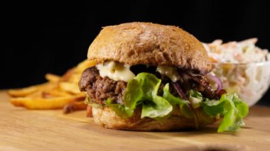 Tipik Amerikan Fast Food - Hamburger, patates, lahana salatası ile