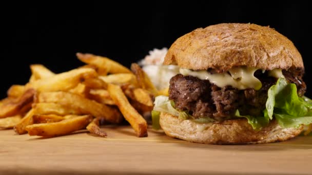 Hamburger mit Rindfleisch und Zwiebeln und Pommes — Stockvideo