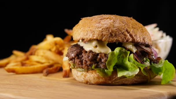 Comida americana típica Fast - Hambúrguer com batatas fritas — Vídeo de Stock