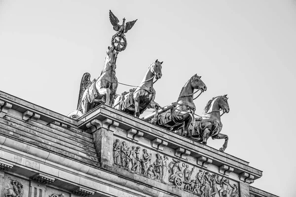 Posąg Quadriga na słynnej bramie Brandenburgii w Berlinie - Brandenburger Tor — Zdjęcie stockowe