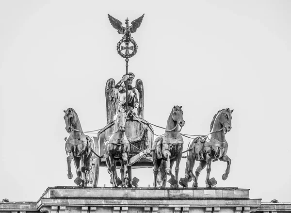 Estátua de Quadriga no famoso portão de Brandemburgo em Berlim - Brandenburger Tor — Fotografia de Stock