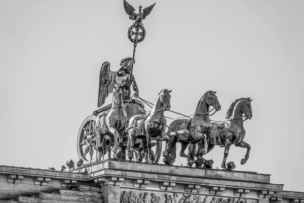 Statua Quadriga sulla famosa porta di Brandeburgo a Berlino - Brandenburger Tor — Foto Stock