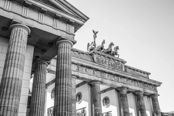 Famosa Puerta de Brandenburgo en Berlín llamada Brandenburger Tor — Foto de Stock