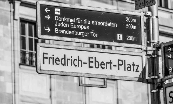 Sinal de rua Friedrich Ebent Platz em Berlim — Fotografia de Stock