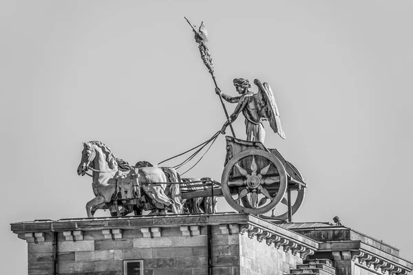 Estátua de Quadriga no famoso portão de Brandemburgo em Berlim - Brandenburger Tor — Fotografia de Stock