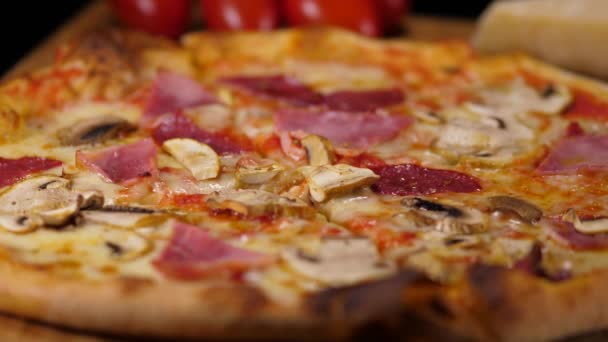 在一家意大利餐馆的经典披萨 — 图库视频影像