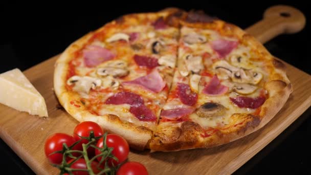 Bir İtalyan restoranı pizza Crusty taze pişmiş — Stok video