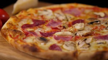 taze pişmiş İtalyan pizza