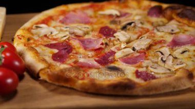Huysuz Pizza salam jambon ve mantar ile