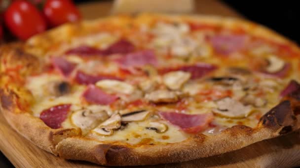 Свежая запечённая пицца в итальянском ресторане — стоковое видео