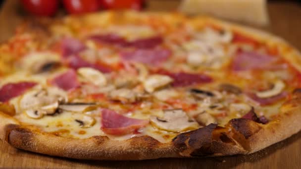 Pizza italiana - recién salida del horno — Vídeo de stock