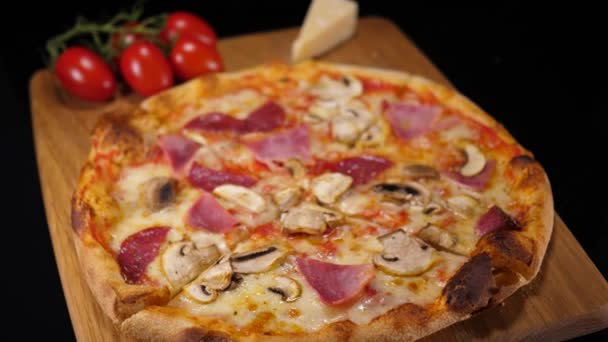 Pizza caliente con jamón y tomates — Vídeo de stock