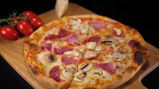 Pizza italiană cu șuncă și salam — Videoclip de stoc